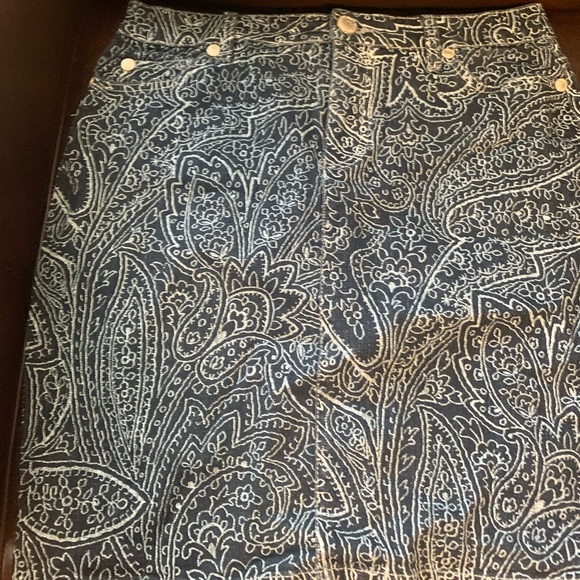 Skirts - Picture 2 of 3